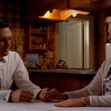 Jon Hamm e January Jones nell'episodio Rivelazioni della serie Mad Men