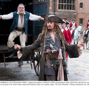 Johnny Depp e Kevin McNally in una scena di Pirati dei Caraibi 4: Oltre i confini del mare