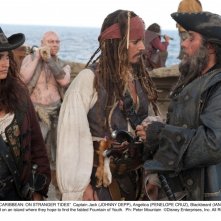 Johnny Depp e Penelope Cruz con Ian McShane in Pirati dei Caraibi 4: Oltre i confini del mare