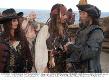 Johnny Depp e Penelope Cruz con Ian McShane in Pirati dei Caraibi 4: Oltre i confini del mare