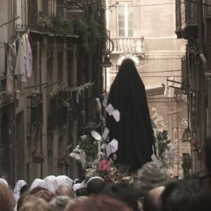 Processione della Settimana Santa a Cagliari in una sequenza de I bambini della sua vita