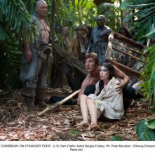 Sam Claflin e Astrid Berges-Frisbey in una scena di Pirati dei Caraibi 4: Oltre i confini del mare