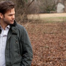Alaric (Matthew Davis) nei boschi nell'episodio The Dinner Party di Vampire Diaries