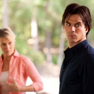 Damon (Ian Somerhalder) con alle spalle Liz (Marguerite MacIntyre) nell'episodio Kill Or Be Killed di The Vampire Diaries