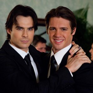 Ian Somerhalder e Steven R. McQueen posato sul set dell'episodio Masquerade di Vampire Diaries