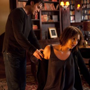 Damon (Ian Somerhalder) guarda la ferita di Rose (Lauren Cohan) nell'episodio The Descent di Vampire Diaries
