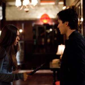 Elena (Nina Dobrev) difronte a Damon (Ian Somerhalder) nell'episodio The Descent di Vampire Diaries