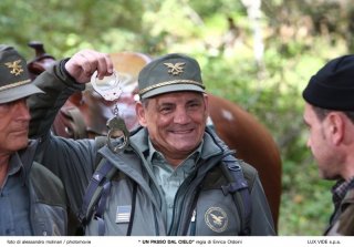 Francesco Salvi è l'aiutante di Terence Hill nella serie Un passo dal cielo
