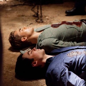 I fratelli Salvatore (Ian Somerhalder e Paul Wesley) apparentemente morti in: Kill Or Be Killed di The Vampire Diaries