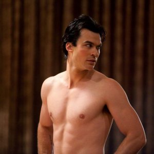 Ian Somerhalder a torso nudo nell'episodio Daddy Issues di Vampire Diaries