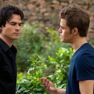 Ian Somerhalder e Paul Wesley parlano in una scena dell'episodio The Return di Vampire Diaries