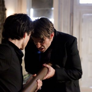 Ian Somerhalder impala Daniel Gillies nell'episodio Rose di Vampire Diaries