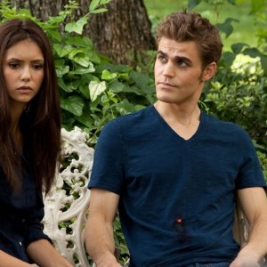 Nina Dobrev e Paul Wesley su una panchina nel primo episodio della stagione 2 di Vampire Diaries