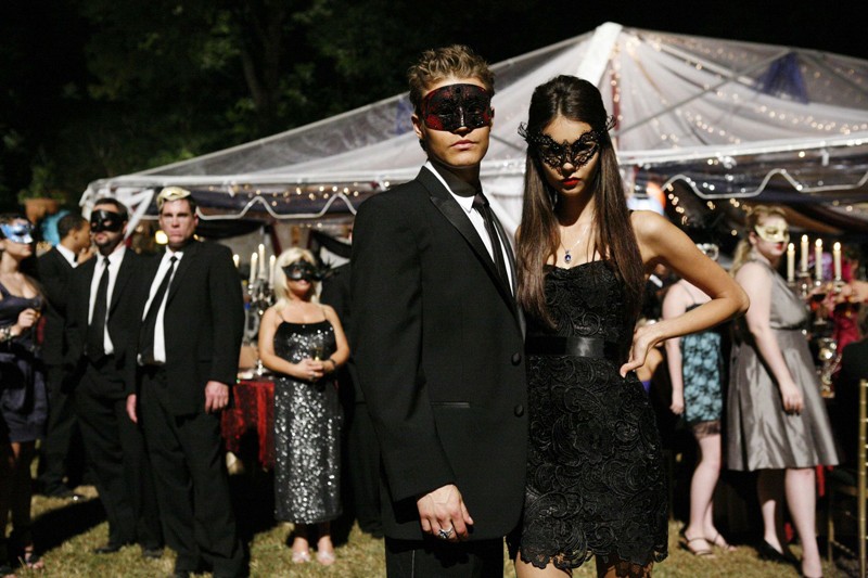 Paul Wesley E Nina Dobrev Posano Con La Maschera Sul Set Nell Episodio Masquerade Di Vampire Diaries 199367
