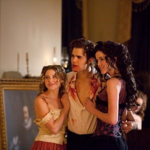 Stefan (Paul Wesley) con due donzelle al suo fianco nell'episodio The Dinner Party di Vampire Diaries