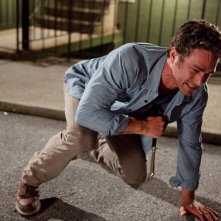 Taylor Kinney con un coltello d'argento ficcato nel cuore nell'episodio Memory Lane di Vampire Diaries