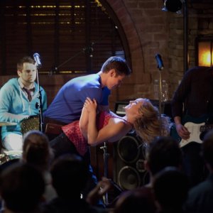 Candice Accola e Zach Roerig sul palco nell'episodio The House Guest di Vampire Diaries