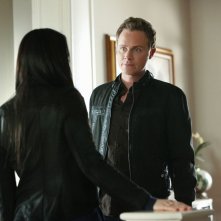 David Anders e Mia Kirshner nell'episodio Know Thy Enemy di Vampire Diaries