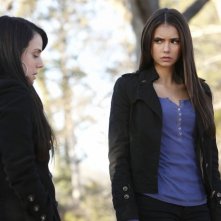 Elena (Nina Dobrev) ascolta le parole di Isobel (Mia Kirshner) nell'episodio Know Thy Enemy di Vampire Diaries