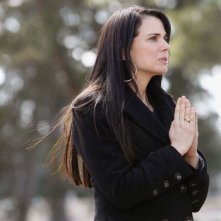 Isobel (Mia Kirshner) a mani giunte in una scena di Know Thy Enemy di Vampire Diaries