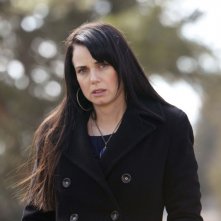 Isobel (Mia Kirshner) in un momento dell'episodio Know Thy Enemy di Vampire Diaries