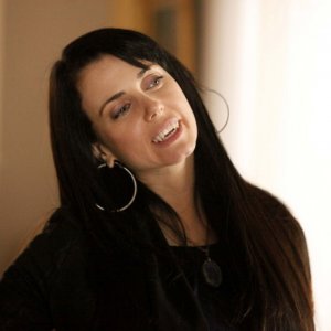 Isobel (Mia Kirshner) mostra i suoi canini nell'episodio Know Thy Enemy di Vampire Diaries