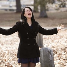 Isobel (Mia Kirshner) urla disperata nell'episodio Know Thy Enemy di Vampire Diaries