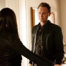 Jonh (David Anders) ascolta Isobel (Mia Kirshner) nell'episodio Know Thy Enemy di Vampire Diaries