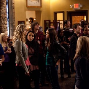 Katerina Graham e Nina Dobrev parlano con Candice Accola nell'episodio The House Guest di Vampire Diaries
