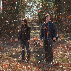 Katerina Graham e Steven R. McQueen circondati da una tempesta di foglie in Know Thy Enemy di Vampire Diaries
