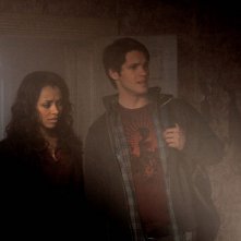 Katerina Graham e Steven R. McQueen in una scena di Know Thy Enemy di Vampire Diaries