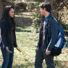 Katerina Graham e Steven R. McQueen in una sequenza dell'episodio Know Thy Enemy di Vampire Diaries