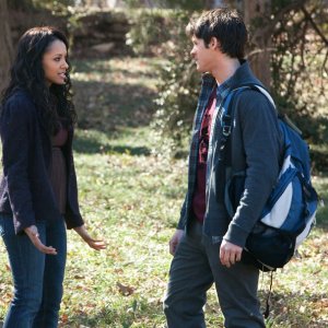 Katerina Graham e Steven R. McQueen in una sequenza dell'episodio Know Thy Enemy di Vampire Diaries
