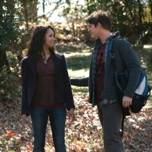 Katerina Graham e Steven R. McQueen nei boschi nell'episodio Know Thy Enemy di Vampire Diaries