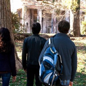 Katerina Graham, Ian Somerhalder e Steven R. McQueen (di spalle) nell'episodio Know Thy Enemy di Vampire Diaries