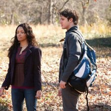 Katerina Graham mostra i suoi poteri a Steven R. McQueen in Know Thy Enemy di Vampire Diaries