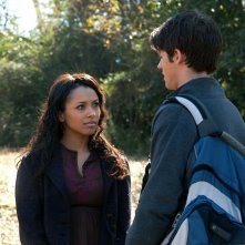 Katerina Graham parla con Steven R. McQueen in una sequenza dell'episodio Know Thy Enemy di Vampire Diaries