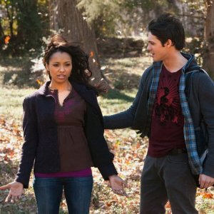 Katerina Graham usa i suoi poteri davanti a Steven R. McQueen in Know Thy Enemy di Vampire Diaries