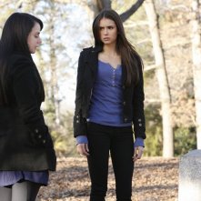Mia Kirshner parla con Nina Dobrev nell'episodio Know Thy Enemy di Vampire Diaries