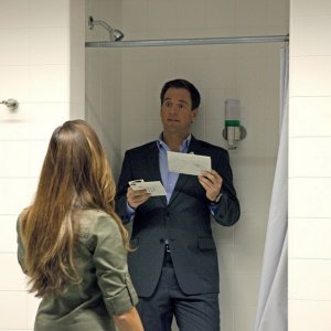 Michael Weatherly e Cote de Pablo (di spalle) nell'episodio Tell-All di NCIS