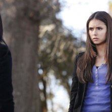 Nina Dobrev di fronte a Mia Kirshner (di spalle) nell'episodio Know Thy Enemy di Vampire Diaries
