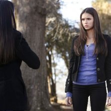 Nina Dobrev di fronte a Mia Kirshner nell'episodio Know Thy Enemy di Vampire Diaries