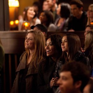 Sara Canning, Katerina Graham e Nina Dobrev sorridenti nell'episodio The House Guest di Vampire Diaries