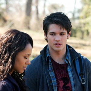 Steven R. McQueen guarda Katerina Graham nell'episodio Know Thy Enemy di Vampire Diaries