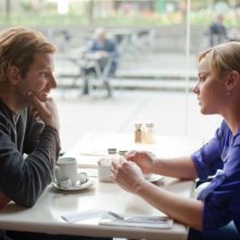 Abbie Cornish con Bradley Cooper in una scena del film Limitless