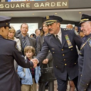 Amy Carlson, Donnie Wahlberg, Bridget Moynahan, Tom Selleck e Len Cariou nel pilot di Blue Bloods