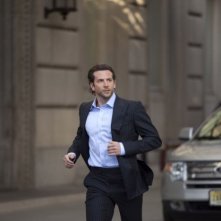 Bradley Cooper in una sequenza del thriller Limitless (2011)