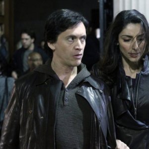 Clifton Collins Jr e Necar Zadegan nell'episodio Face Off di The Event