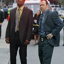 Donnie Wahlberg e Flex Alexander in una scena del pilot di Blue Bloods