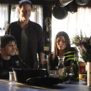 Jason Ritter, Salvator Xureb e Taylor Cole nell'episodio Face Off di The Event